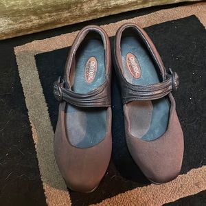 Ladies Brown size 6 super cute comfy stretchy material shoe